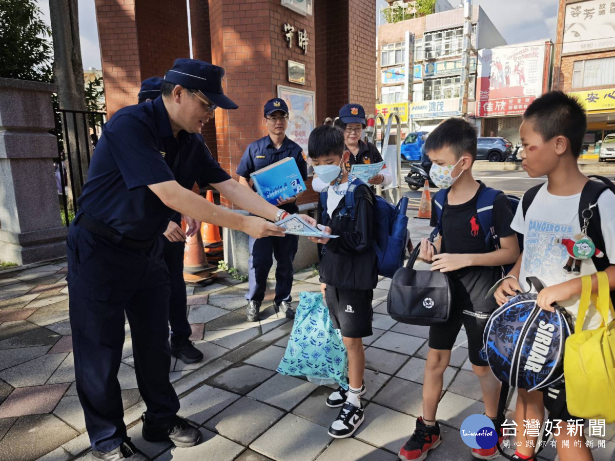 桃園市政府警察局同步啟動「護童專案」,全面加強校園周邊交通疏導,守護學童平安上學、安心回家。
