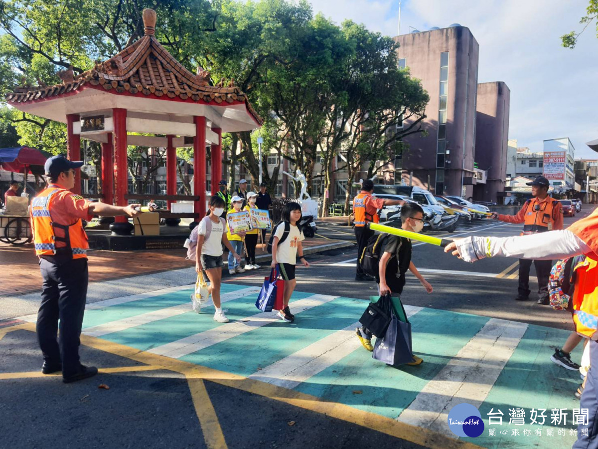 桃園市政府警察局同步啟動「護童專案」,全面加強校園周邊交通疏導,守護學童平安上學、安心回家。