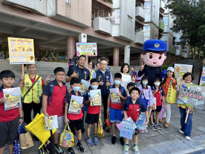 桃園市政府警察局同步啟動「護童專案」，全面加強校園周邊交通疏導，守護學童平安上學、安心回家。