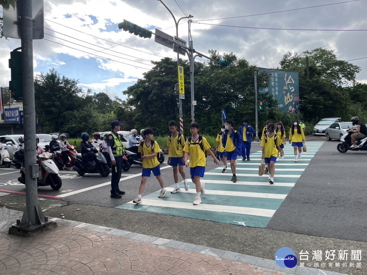 桃園市政府警察局同步啟動「護童專案」,全面加強校園周邊交通疏導,守護學童平安上學、安心回家。