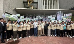 温世政由眾多各地參選人陪同往縣選委會登記。（記者扶小萍攝）