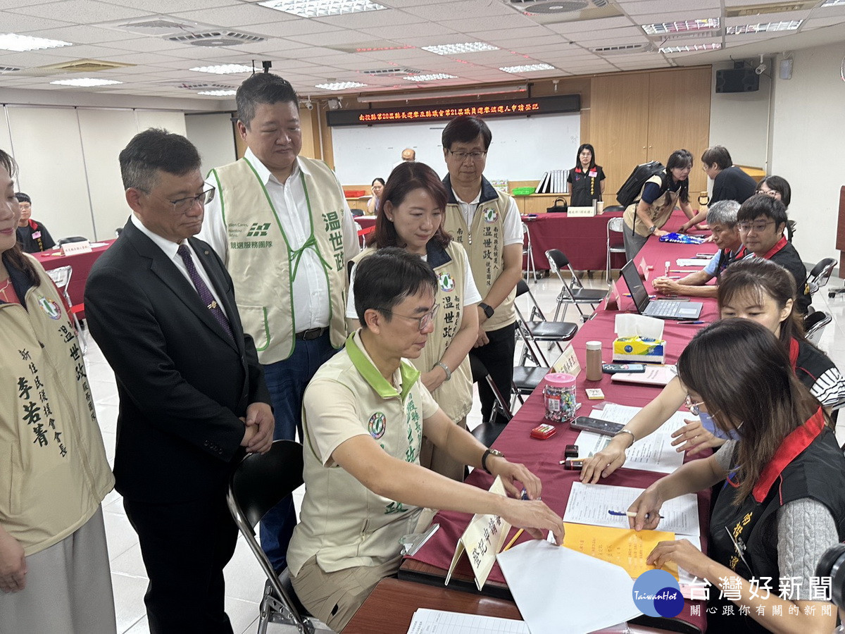 縣選委會受理參選人登記各項事宜。(記者扶小萍攝)