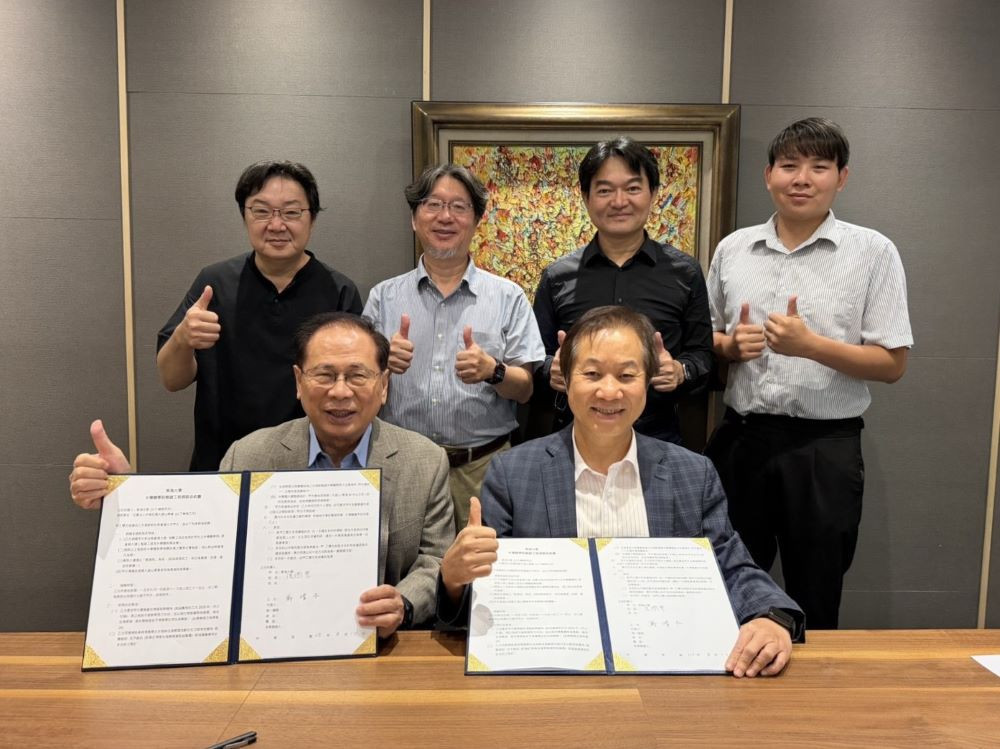 東海今年已啟動半導體工程碩士學位學程,並將成立半導體學院,計劃已獲得英業達創辦人、大渡山學會理事長鄭清和(前排左)捐贈母校新台幣1億元支持。。(圖/東海大學)