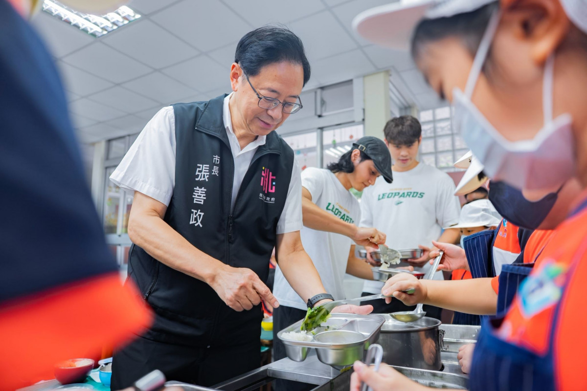 張市長實際了解學校午餐品質。