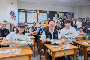 開學日張市長偕職籃球星陪學童吃午餐。