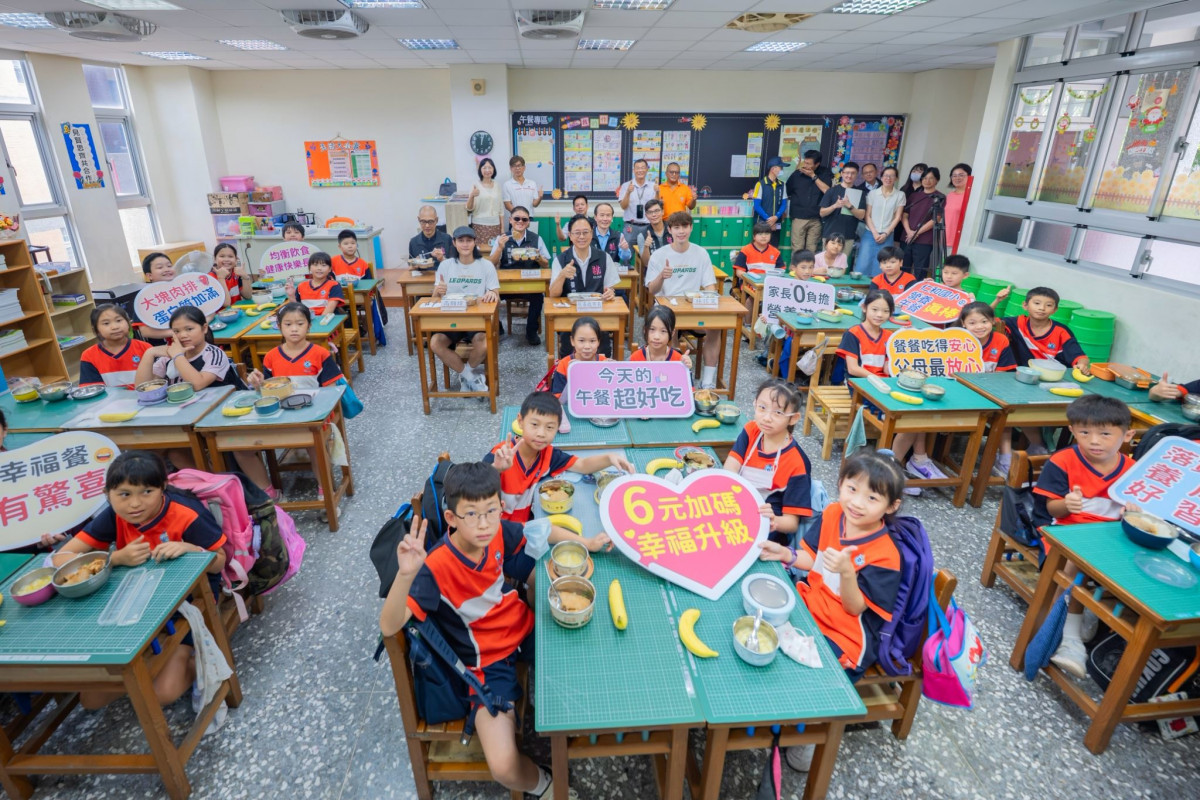 115學年度第1學期關心國中小學生免費營養午餐記者會大合照。