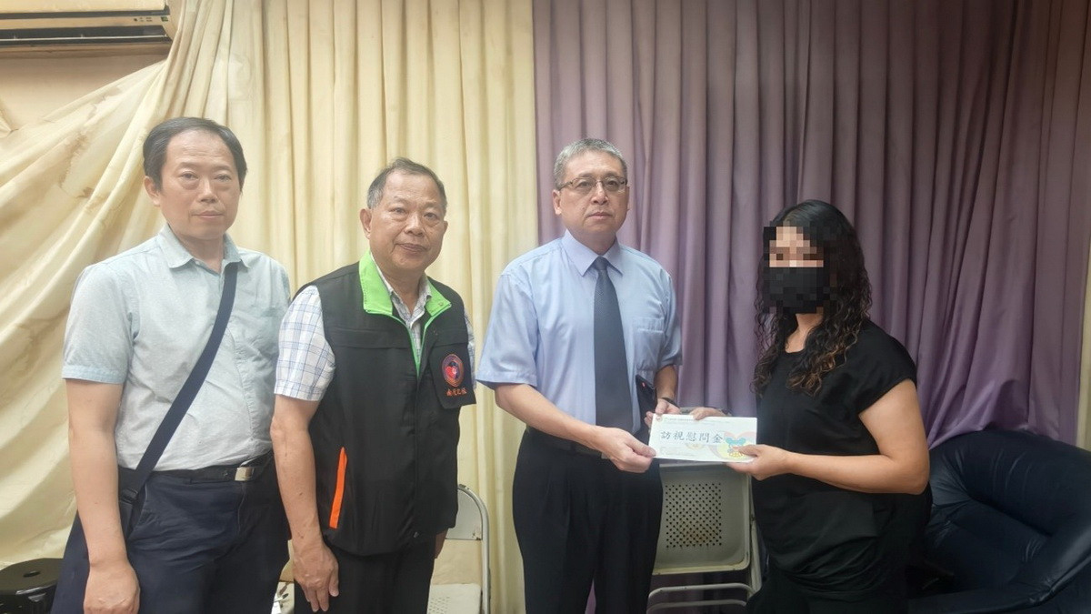 周檢察長（右二）、被害人保護協會南投分會主委吳明賢（左二）探視被害家屬並贈慰問金。（南投地檢署提供）