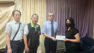 周檢察長（右二）、被害人保護協會南投分會主委吳明賢（左二）探視被害家屬並贈慰問金。（南投地檢署提供）