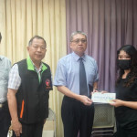 周檢察長（右二）、被害人保護協會南投分會主委吳明賢（左二）探視被害家屬並贈慰問金。（南投地檢署提供）