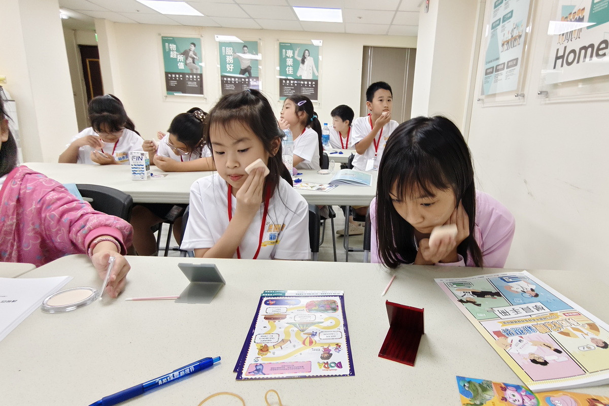 學童們踴躍參與彩妝課程,學習為自己上主播妝。<br />
