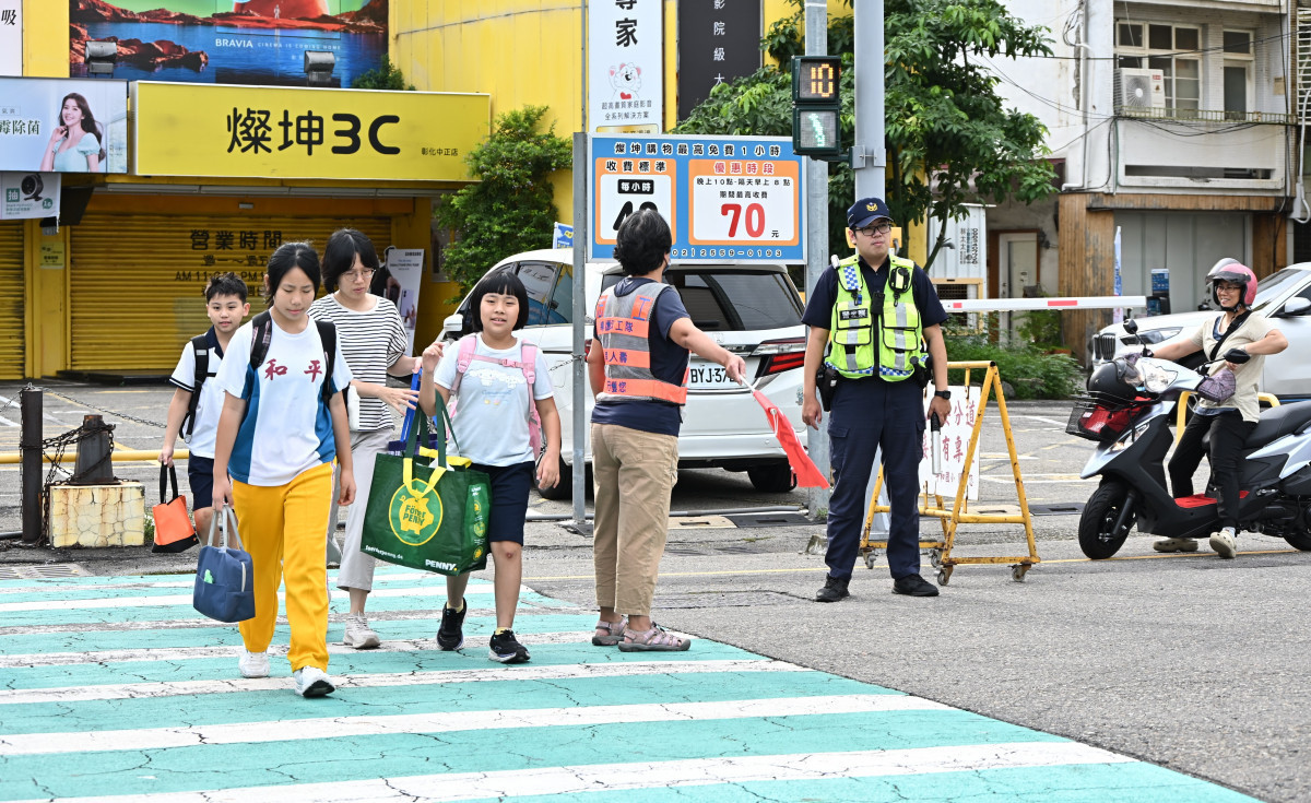 開學日護童總動員，彰化警民攜手守護學童上學路。圖／彰化縣政府提供