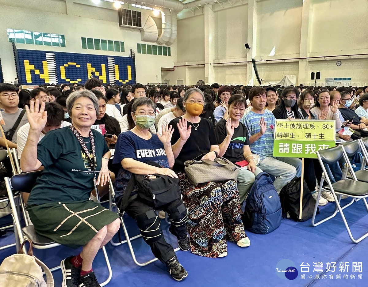 圖說:暨大校長武東星於115學年度「30+大學」歡迎儀式中致詞,鼓勵「30+大學」新生勇敢跨域學習、重啟第二人生。(暨大提供)