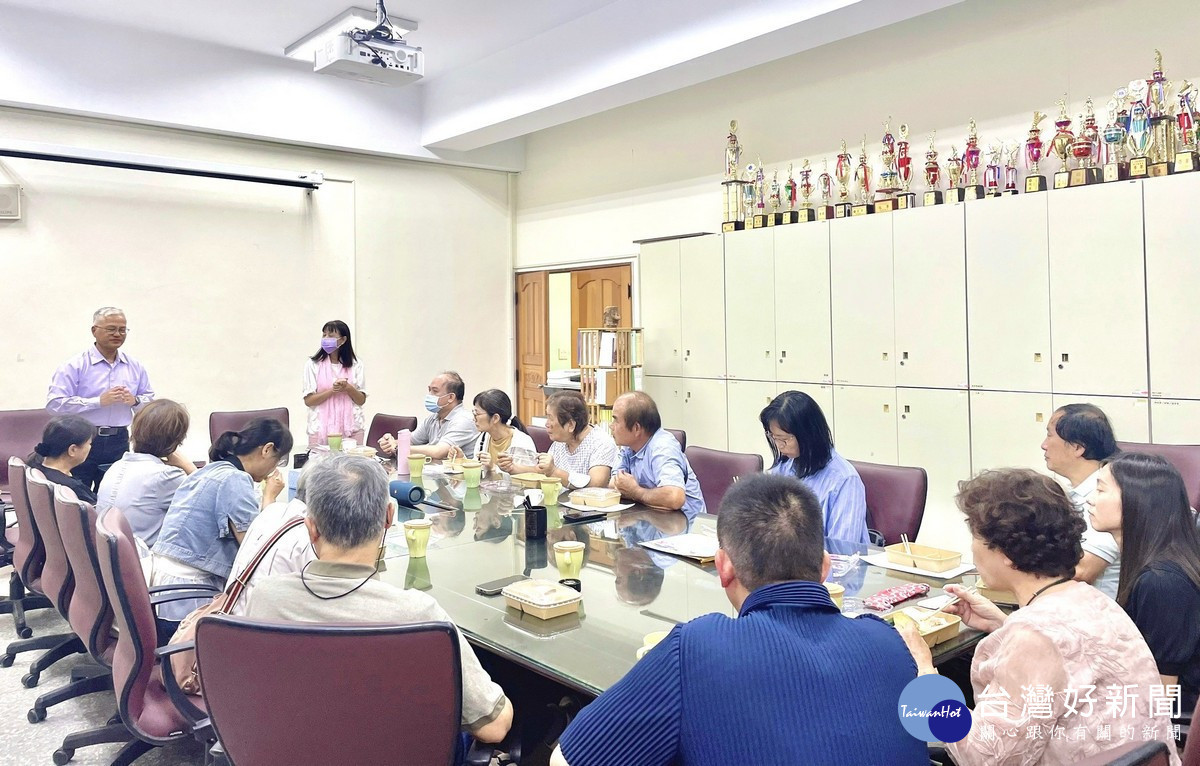 圖說:暨大「30+大學」學員們於開學活動中的迎新儀式。(暨大提供)