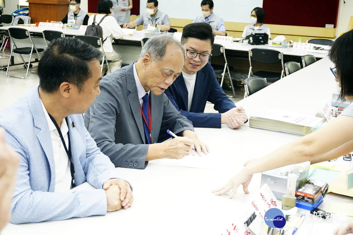 桃園市長張善政競選總部主委黃敏恭、立委涂權吉、市議員凌濤前往桃園市選委會，代表桃園市長張善政辦理市長候選人登記。<br />
