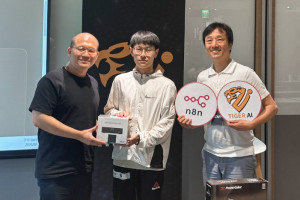 全台首創「n8n Taiwan Open 2026校園AI工作流黑客松」全台聯合總決賽，朝陽科技大學資訊與通訊系碩士班學生吳翊銘脫穎而出，勇奪總冠軍。(圖/朝陽科技大學)