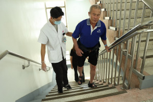 陳老先生已能自2樓走上8樓再折返。（東華醫院提供）
