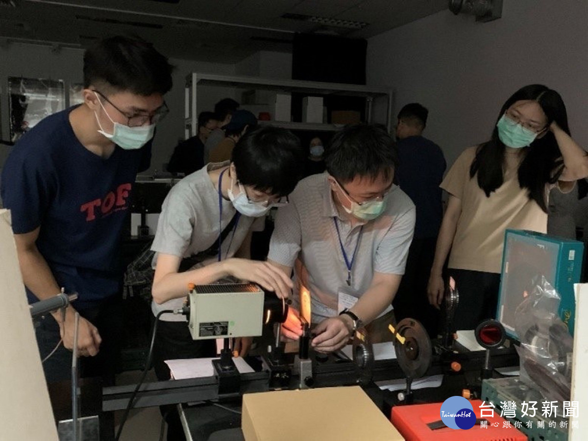 桃竹苗分署與陽明交大合作辦理「半導體與重點科技產業人才發展基地」,圖為光學實驗分組實作訓練實況。