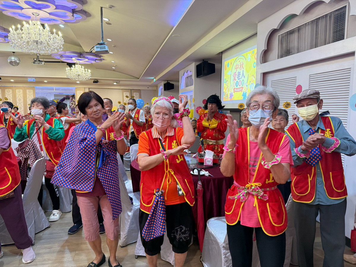 阿公阿嬤快樂亮演秀。（華山基金會提供）