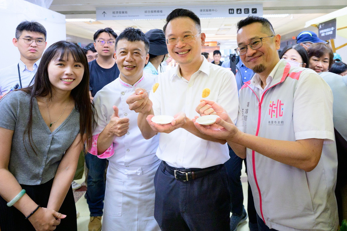 副市長蘇俊賓、客家局長范姜泰基及國宴主廚邱寶郎共同品嚐三星推薦的客家美食。<br />