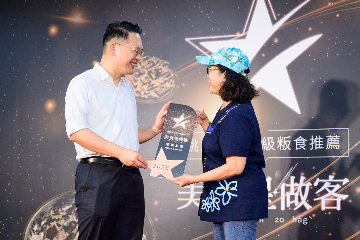 桃園市副市長蘇俊賓與獲五星推薦的店家合影。