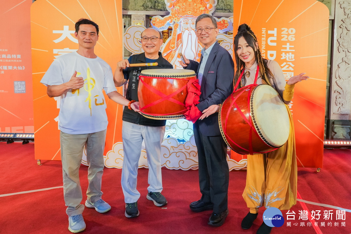 桃園市副市長王明鉅與民俗文化表演團隊合影。<br />
