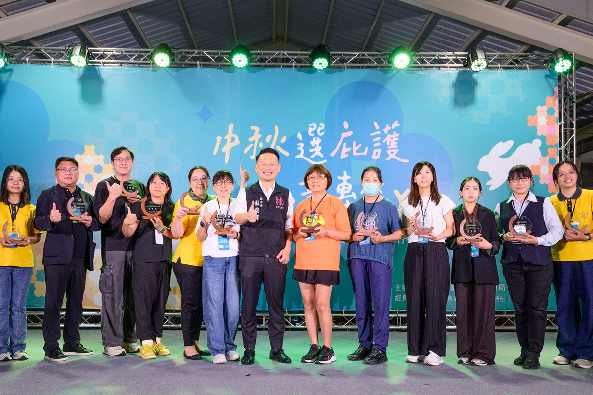 桃園市副市長蘇俊賓與接受表揚單位及個人合影。<br />