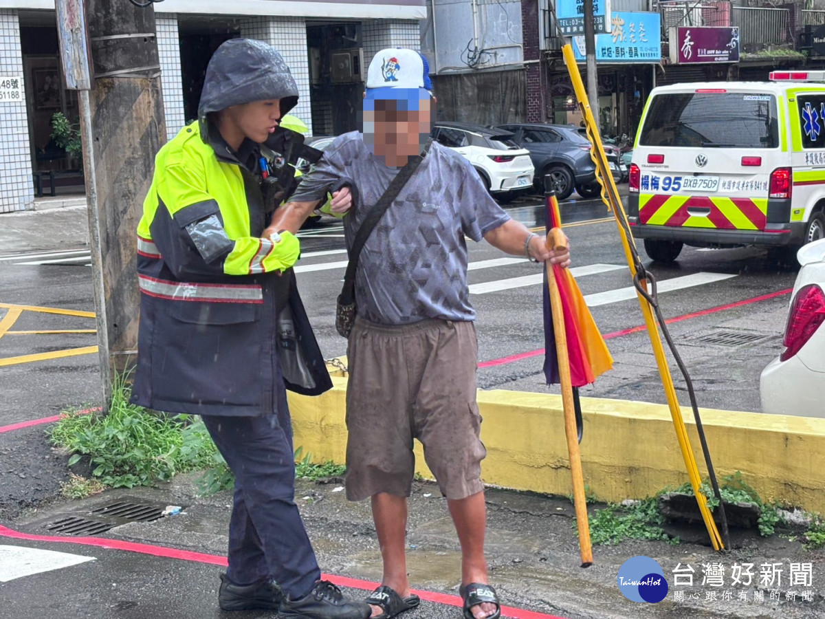 老翁疑低血糖跌坐路旁　楊梅警即時伸援安全送返家