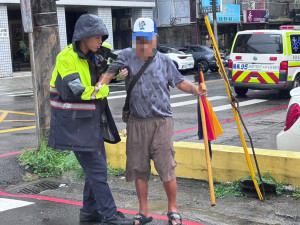 老翁疑低血糖跌坐路旁，楊梅警即時伸援安全送返家。