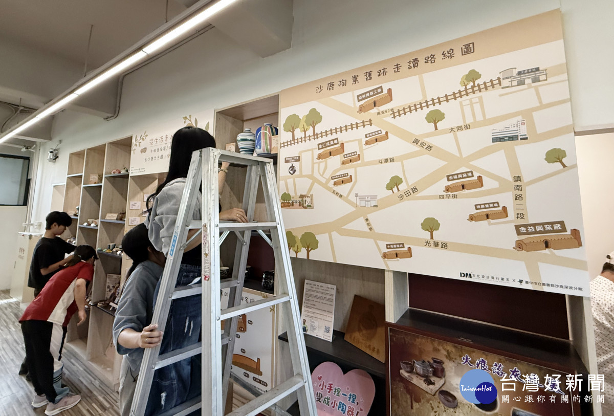 弘光科大實習生參與佈展。