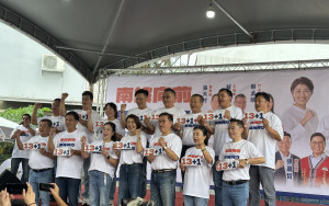 許淑華帶領13鄉鎮市候選人宣示年底13+1全壘打。（記者扶小萍攝）