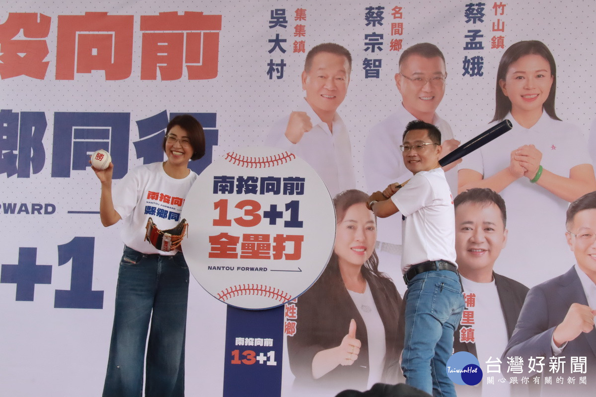 候選人揮棒許淑華接球合作成功。(記者扶小萍攝)