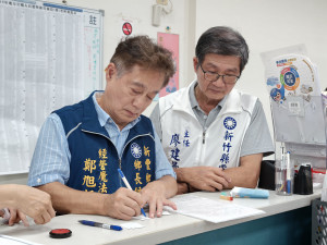 鄭旭凱前往新豐鄉公所完成登記。