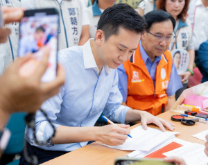 鄭朝方前往新竹縣選舉委員會完成登記。