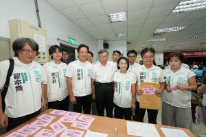 「民眾竹縣隊」全體議員與鄉鎮市民代表參選人，前往新竹縣選舉委員會完成聯合登記。