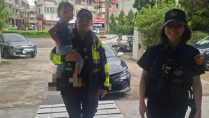 4歲女童走失獨闖車陣，員警暖心安撫，靠一句「今天沒上學」找到家人。（圖：警方提供）