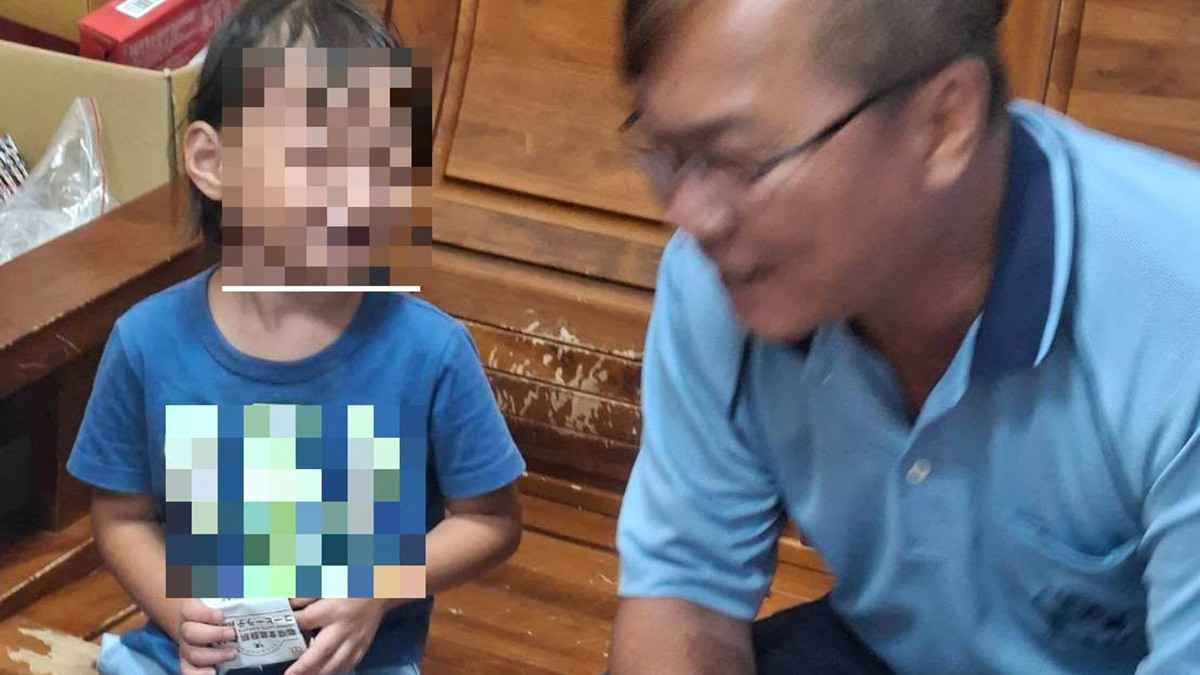 員警拿玩具、水果陪4歲女童聊天,女童一句「今天沒上學」成尋親關鍵。(圖:警方提供)
