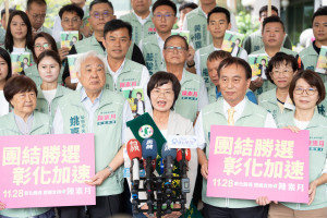 陳素月率綠營大陣仗登記參選，展現「母雞帶小雞」團結氣勢。圖／記者鄧富珍攝