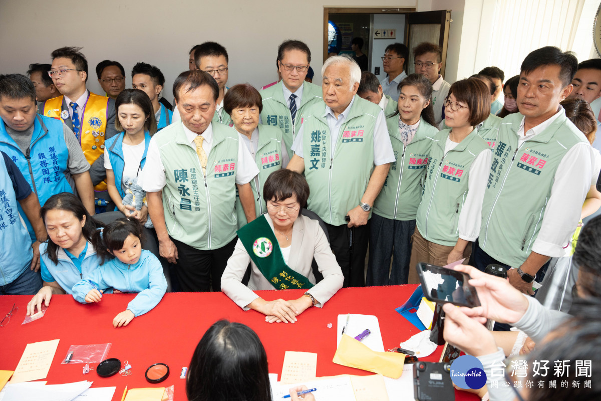 陳素月率綠營大陣仗登記參選,展現「母雞帶小雞」團結氣勢。圖/記者鄧富珍攝