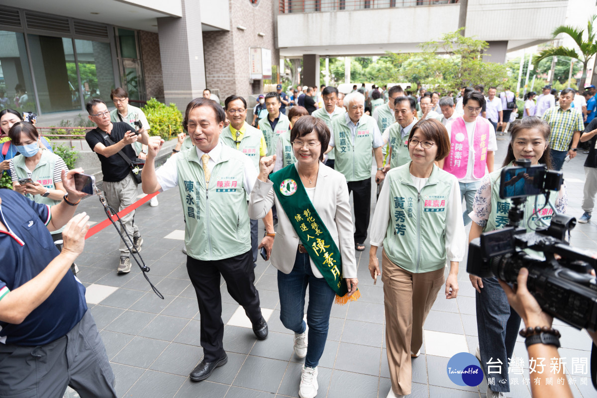 陳素月率綠營大陣仗登記參選,展現「母雞帶小雞」團結氣勢。圖/記者鄧富珍攝