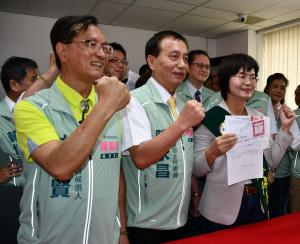 林世賢市長（左）陪同民進黨彰化縣長提名候選人陳素月（右）辦理登記。