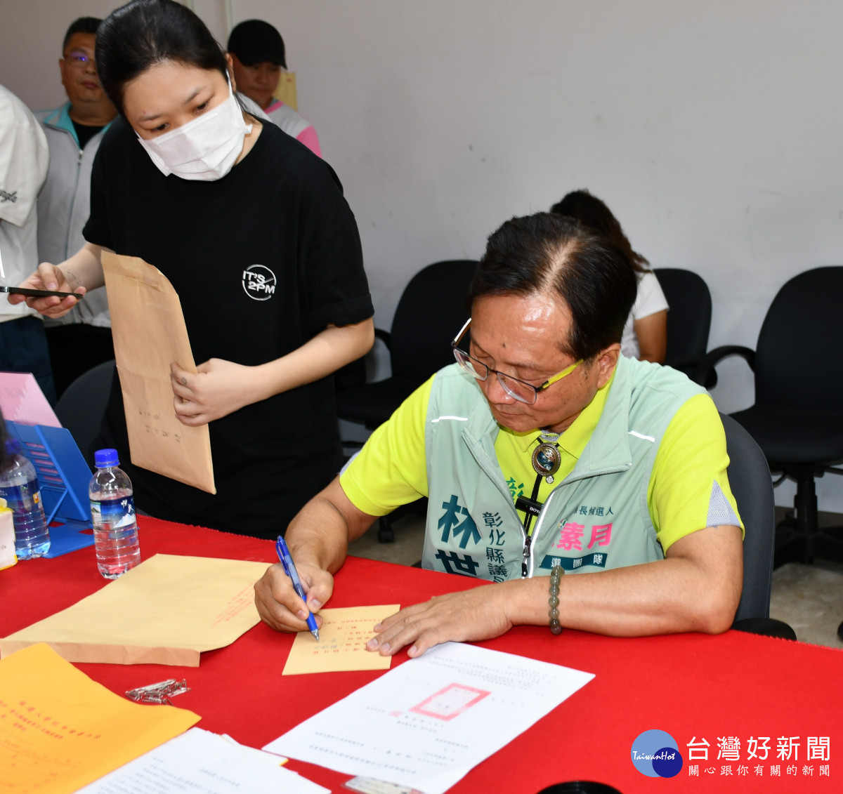 林世賢市長僅由一位助理(左)陪同下辦理縣議員選舉登記作業。