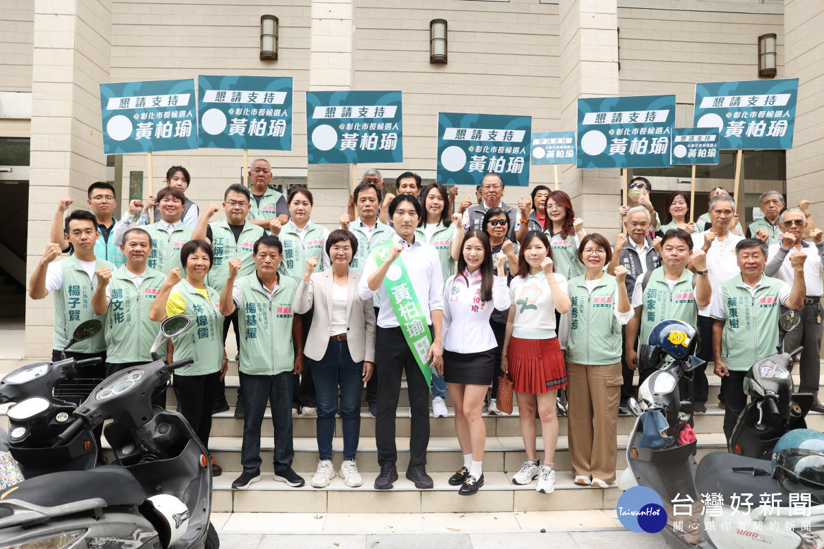 黃柏瑜由縣長候選人陳素月、立委黃秀芳與競選團隊陪同,前往登記參選市長。圖/記者鄧富珍攝