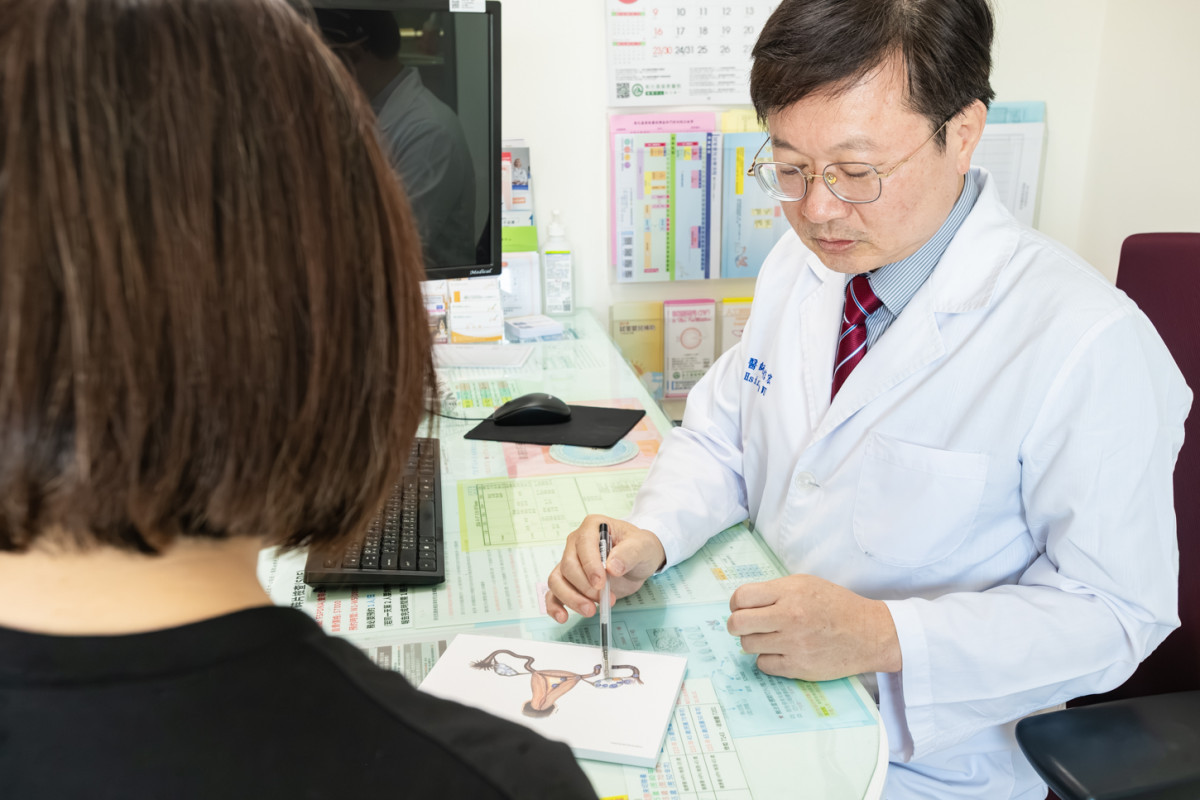 吳信宏主任細心為病友解說,強調在抗癌治療前進行凍卵或凍胚能為未來保留選擇權。圖/彰基提供