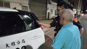 老翁深夜迷途坐街頭，潭子暖警陪伴安撫並聯繫家屬，助祖孫平安團圓。（圖/警方提供）