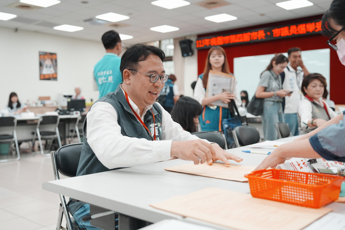 民進黨桃園市長參選人黃世杰於桃園市選舉委員會辦理2026桃園市長參選登記。<br />