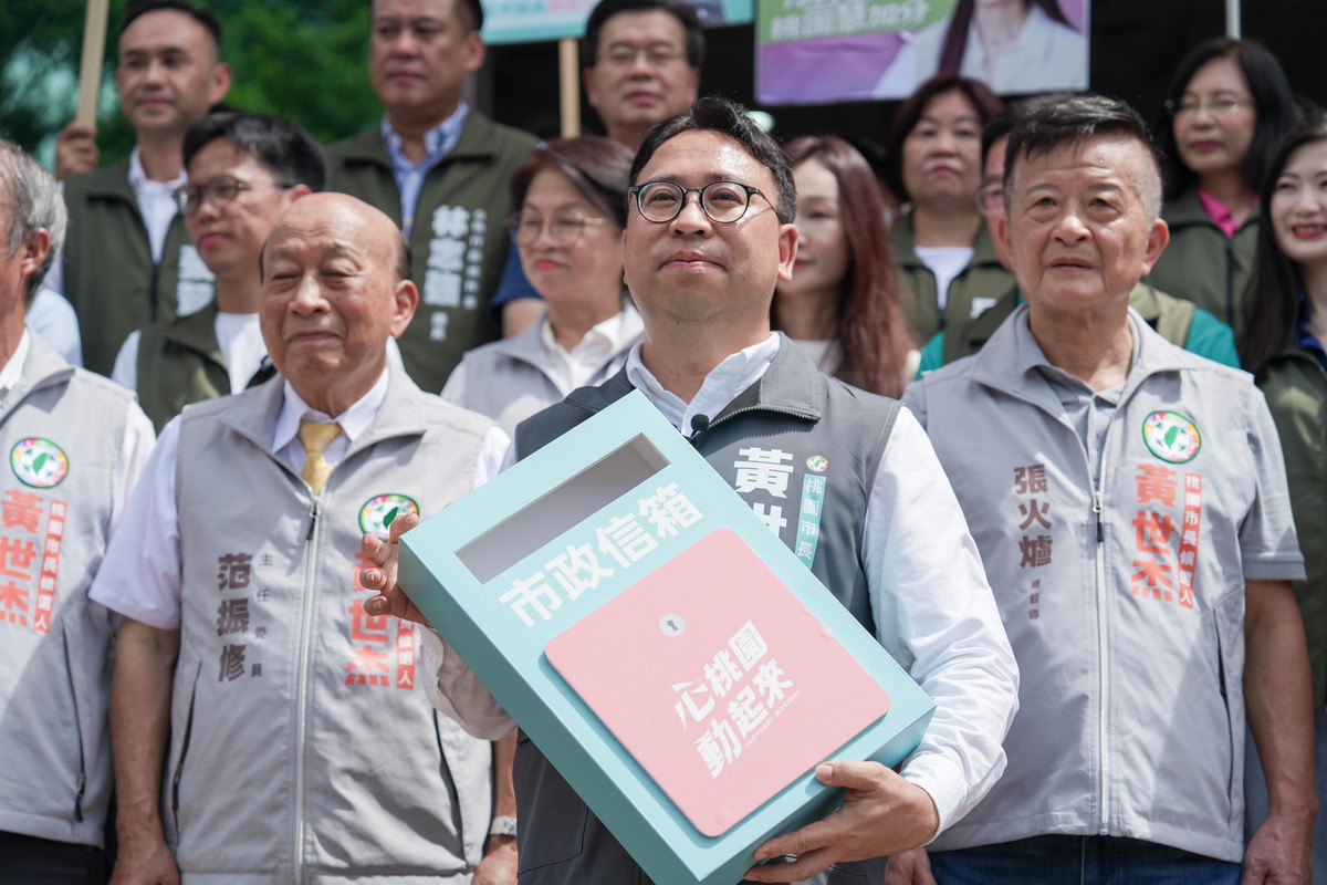 民進黨桃園市長參選人黃世杰手捧「市政信箱」接受議員參選人投入「桃園13區願望清單」。<br />