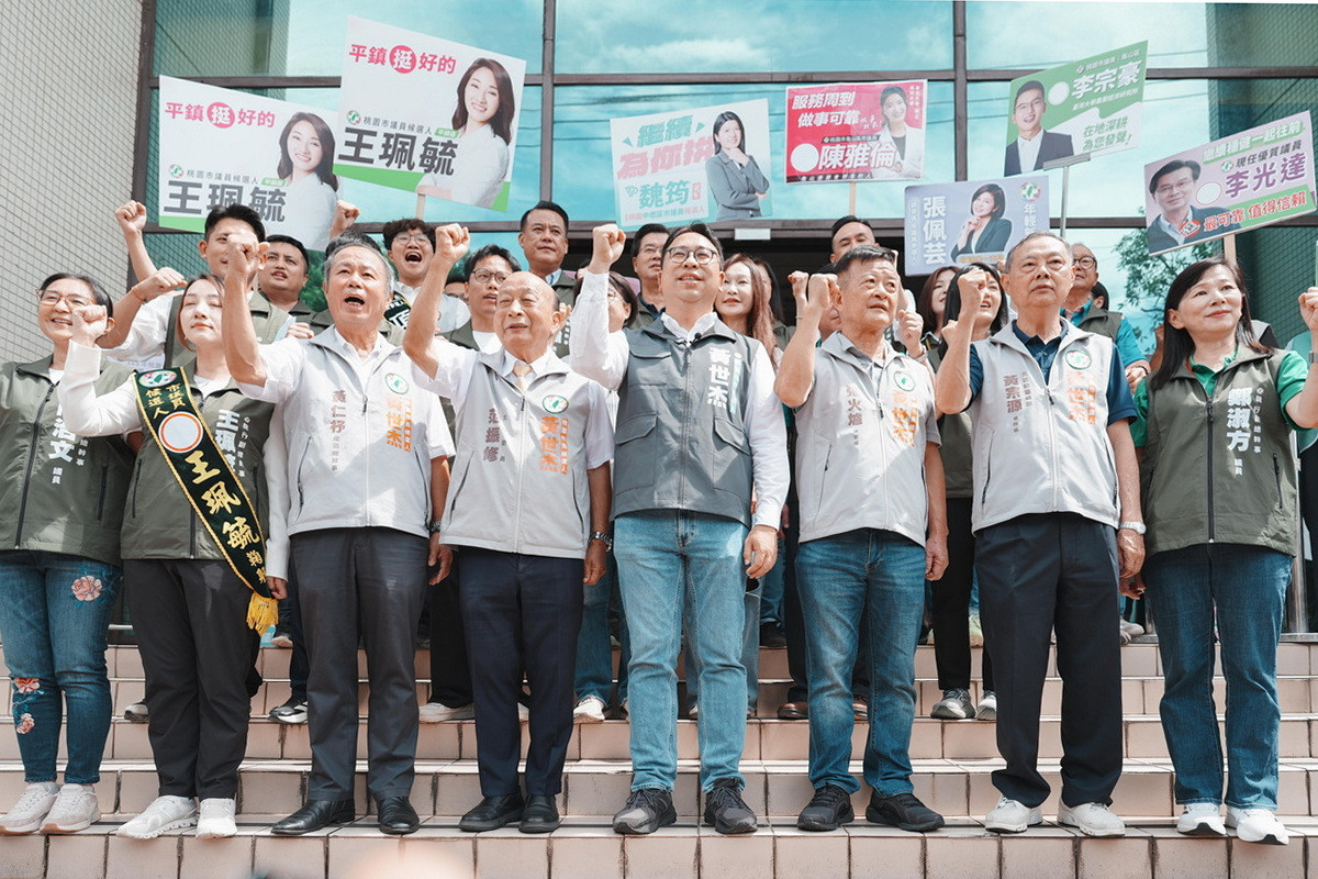 民進黨桃園市長參選人黃世杰與競選團隊在桃園市選舉委員會前高呼口號。