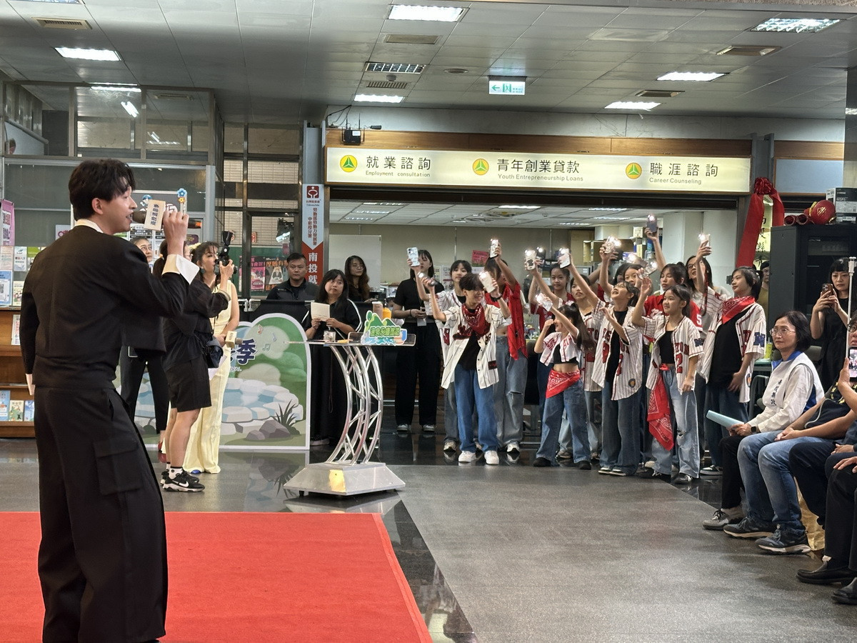 李子森擔任溫泉季大使,現場粉絲興奮不已。(記者扶小萍攝)