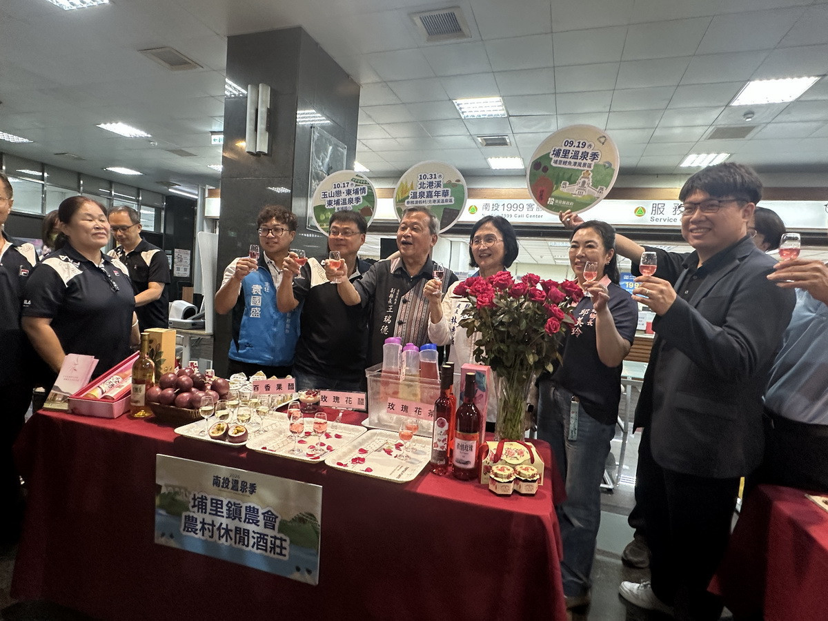 王副縣長到各攤位巡訪。(記者扶小萍攝)