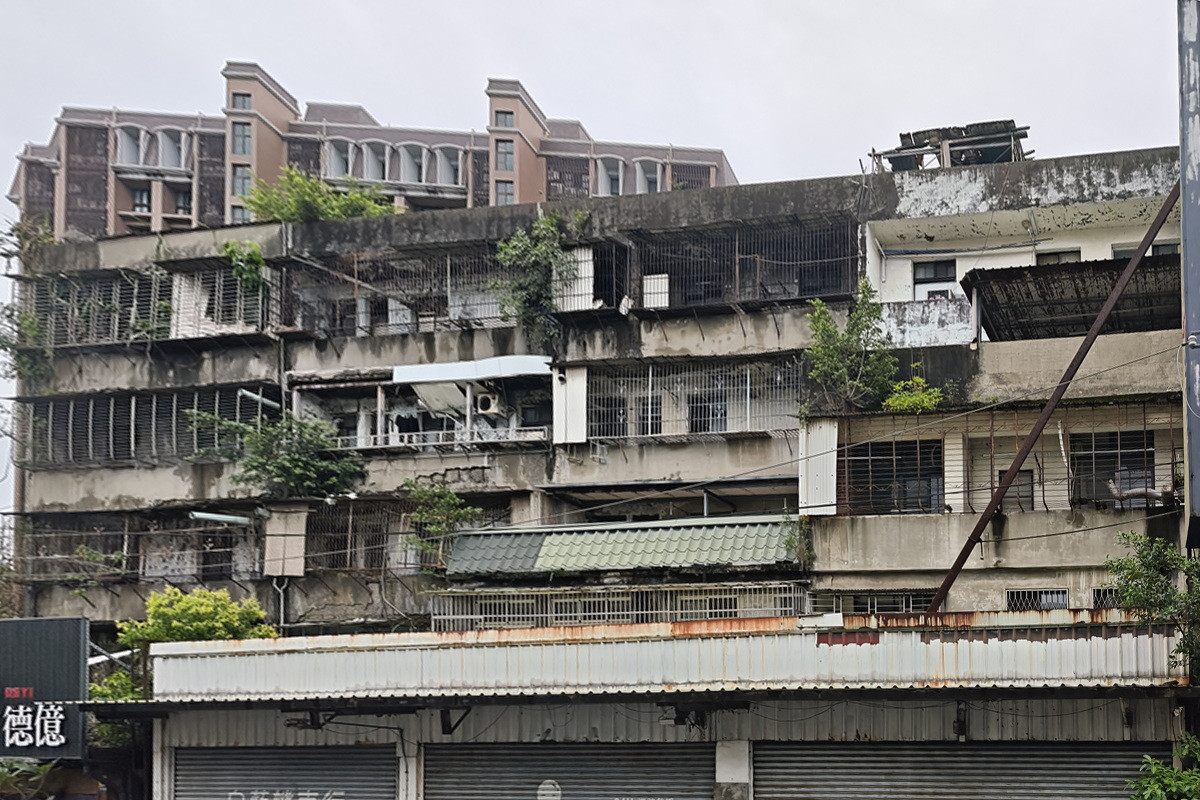 龜山區金山社區為海砂屋建築,建物老舊且混凝土剝落情形嚴重,市府透過公辦都更平台協助加速推動重建。<br />